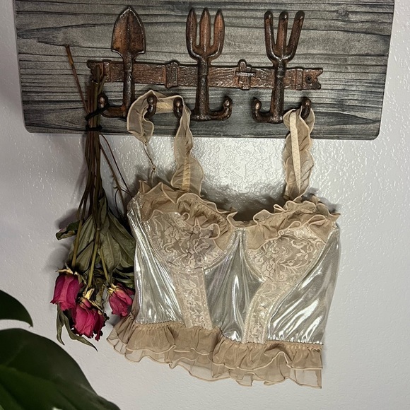 Romwe cropped metallic/cream bustier, ruffled hems, straps adjust; sz m, perfect - Picture 5 of 11